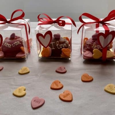 Maxi Mellow cake to share  "I LOVE YOU"  - melkchocolade